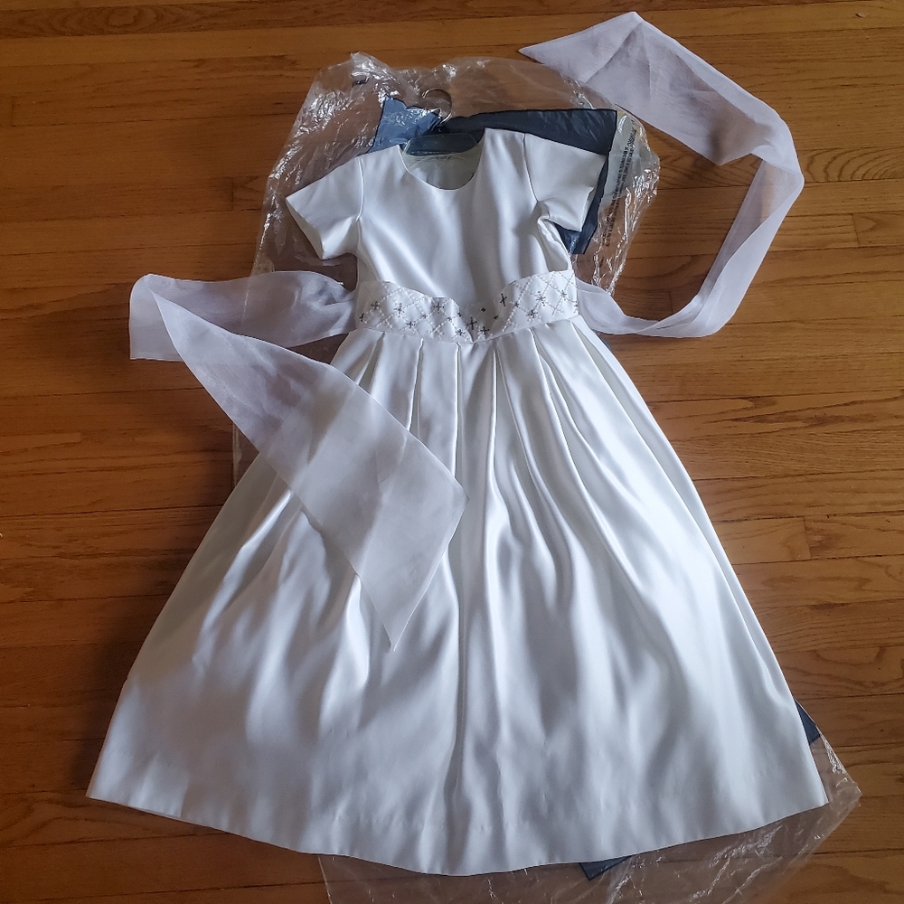 Beautiful White Satin / Lace / Sequin Flower Girl Dress Size 10